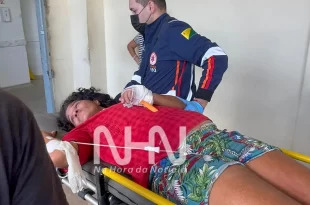 Mulher fica com faca cravada na mão após briga com o marido