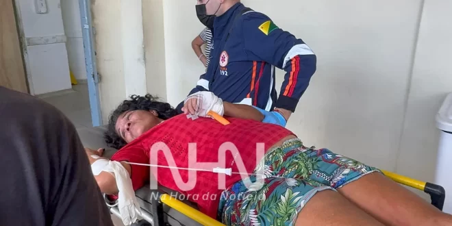 Mulher fica com faca cravada na mão após briga com o marido