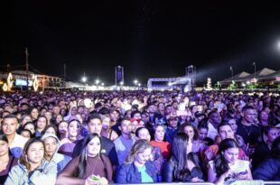 Raça Negra esquenta o público com sucessos na abertura da Expoacre Juruá