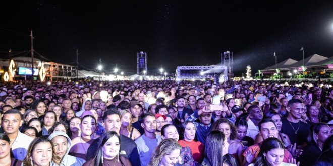 Raça Negra esquenta o público com sucessos na abertura da Expoacre Juruá