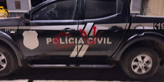 Violência no Acre: Comando Vermelho picha viatura da Polícia Civil