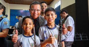 Gonzaga entrega mais de 2 mil fardamentos para a Guarda Mirim que vão beneficiar centenas de crianças na capital e Juruá