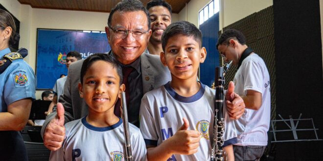 Gonzaga entrega mais de 2 mil fardamentos para a Guarda Mirim que vão beneficiar centenas de crianças na capital e Juruá
