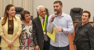 Nicolau Júnior homenageia Elson Santiago com Comenda do Mérito Legislativo e exalta legado da família
