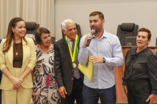 Nicolau Júnior homenageia Elson Santiago com Comenda do Mérito Legislativo e exalta legado da família