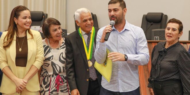 Nicolau Júnior homenageia Elson Santiago com Comenda do Mérito Legislativo e exalta legado da família