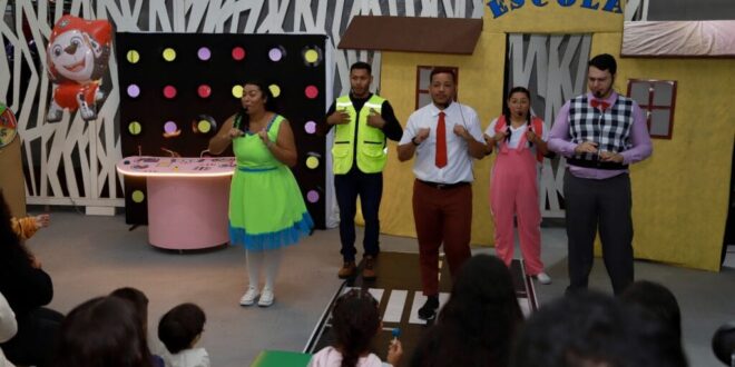 Divertidamente no Trânsito usa teatro para despertar nas crianças a importância da empatia, atenção e respeito às leis de trânsito