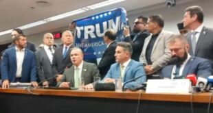 A favor do tarifaço: deputados exibem bandeira de Trump para defender Bolsonaro na Câmara