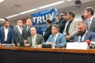 A favor do tarifaço: deputados exibem bandeira de Trump para defender Bolsonaro na Câmara