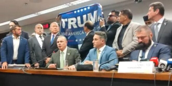 A favor do tarifaço: deputados exibem bandeira de Trump para defender Bolsonaro na Câmara