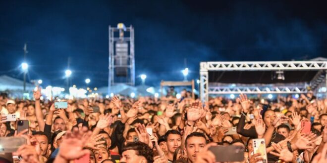 Gusttavo Lima faz show para 60 mil pessoas em Cruzeiro do Sul