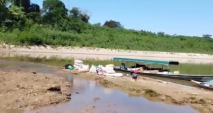 Dificuldades amazônicas: com rios secos alunos não conseguem chegar nas escolas; rios são a única forma de acesso