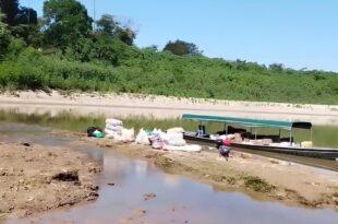 Dificuldades amazônicas: com rios secos alunos não conseguem chegar nas escolas; rios são a única forma de acesso