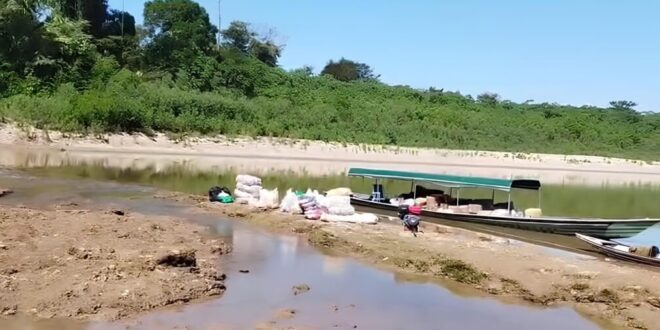 Dificuldades amazônicas: com rios secos alunos não conseguem chegar nas escolas; rios são a única forma de acesso