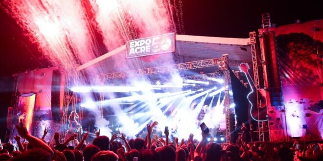 Fãs lotam a Arena de Shows da Expoacre em show de Matheus e Kauan