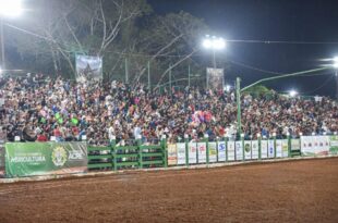 Apesar da chuva: população lota arena na abertura do rodeio da 50ª Expoacre
