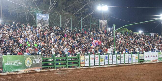 Apesar da chuva: população lota arena na abertura do rodeio da 50ª Expoacre