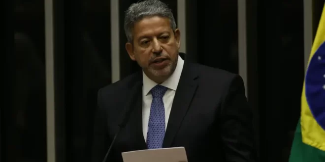 Aprenda a votar ou se lasque: Arthur Lira gastou mais de R$ 80 mil em diárias e passagem para evento privado em Nova Iorque