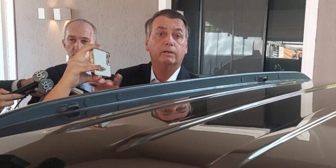 PF apreende US$ 10 mil na casa de Bolsonaro