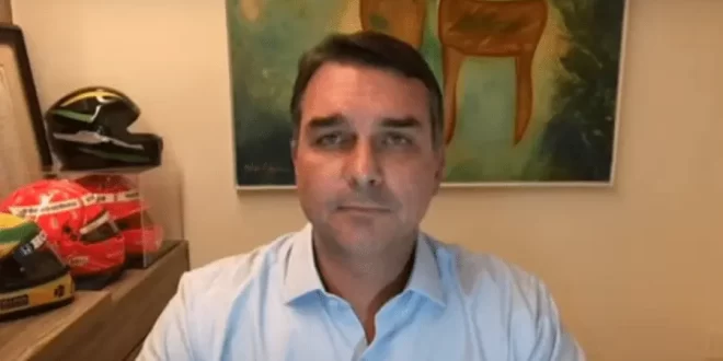 Flávio Bolsonaro mantém tom de ameaça contra o Brasil