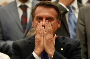 Jair Bolsonaro está com tornozeleira eletrônica