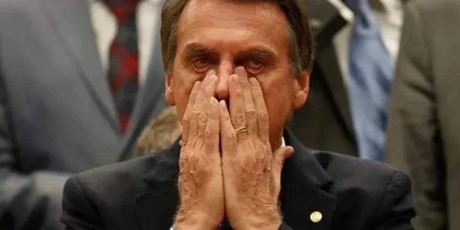 Jair Bolsonaro está com tornozeleira eletrônica