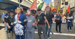 Comerciantes da 25 de março protestam contra Trump e pedem Bolsonaro na cadeia