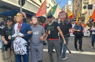 Comerciantes da 25 de março protestam contra Trump e pedem Bolsonaro na cadeia
