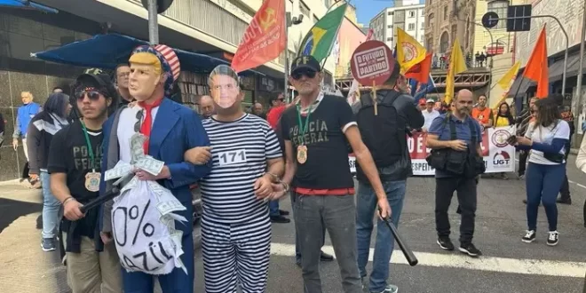 Comerciantes da 25 de março protestam contra Trump e pedem Bolsonaro na cadeia