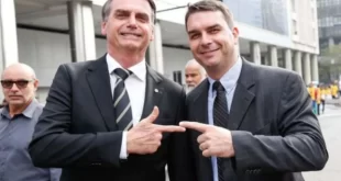 Cara-de-pau: Flávio Bolsonaro pede apoio do governo da Itália para foragida Carla Zambelli