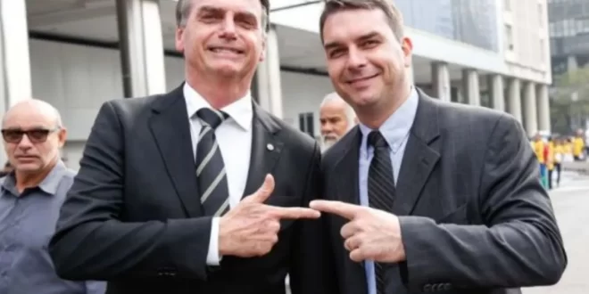 Cara-de-pau: Flávio Bolsonaro pede apoio do governo da Itália para foragida Carla Zambelli