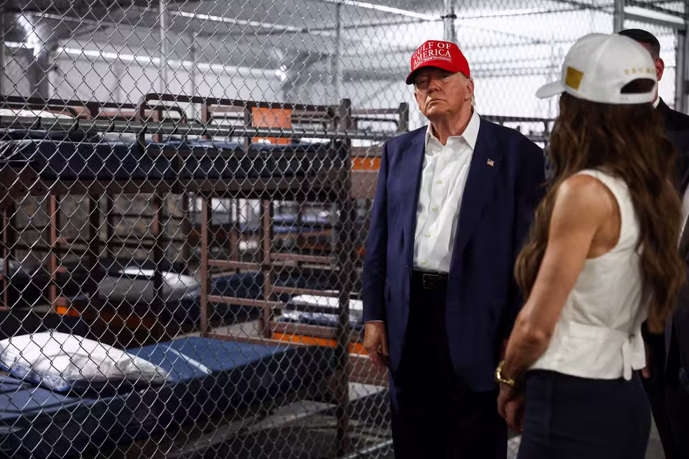 Trump inaugura prisão cercada por jacarés para prender imigrantes