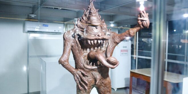 Encerramento da Expoacre: estátua de chocolate do Mapinguari é quebrada e chocolate é distribuído