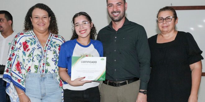 Nicolau Júnior leva o Redação Nota Mil para escola campeã de aprovados no ENEM