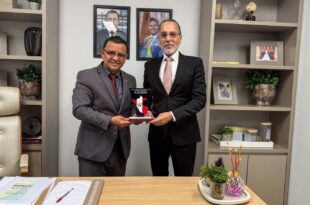 Gonzaga é homenageado por cônsul peruano pelos serviços prestados em prol da integração comercial entre Acre e Peru