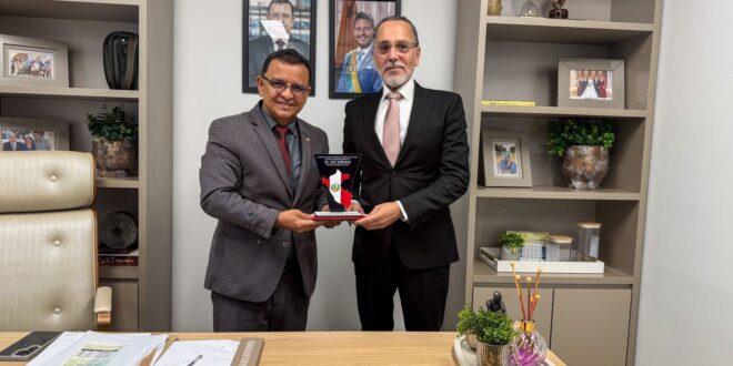 Gonzaga é homenageado por cônsul peruano pelos serviços prestados em prol da integração comercial entre Acre e Peru