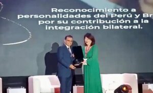 Em Lima, Gonzaga é homenageado pela Câmara de Comércio Brasil-Peru pela luta em prol da integração comercial