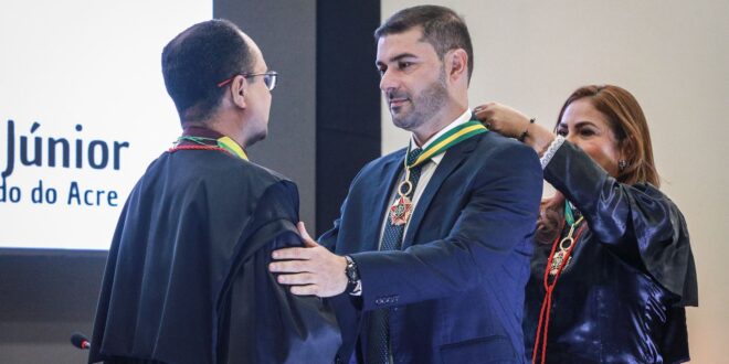 Presidente da Aleac, Nicolau Júnior, é homenageado na cerimônia de 50 anos do TRE-AC