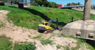 Deracre inicia operação de limpeza no Rio Acre