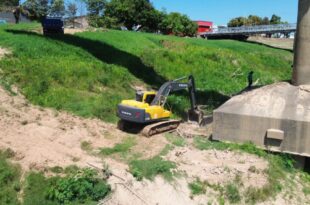 Deracre inicia operação de limpeza no Rio Acre