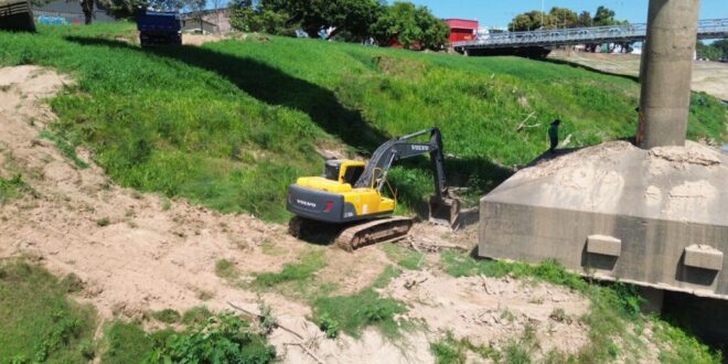 Deracre inicia operação de limpeza no Rio Acre