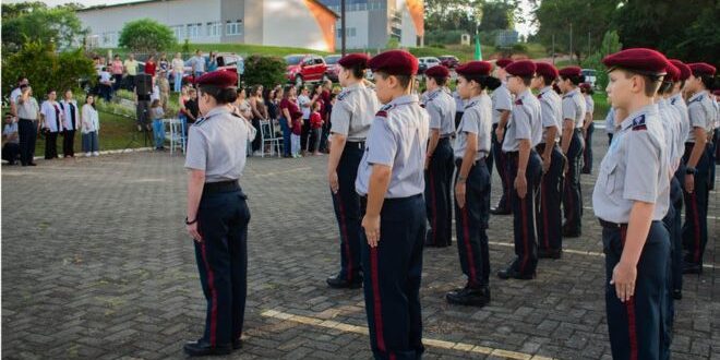 Padrões de estética e comportamento baseados na cultura militar não têm respaldo legal, governo pode ser responsabilizado