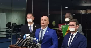 Repórter cala bolsonaristas com pergunta certeira no Congresso