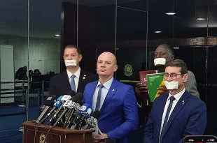 Repórter cala bolsonaristas com pergunta certeira no Congresso