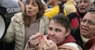 Isto é Extrema-Direita: Milei veta leis sociais e atinge pessoas com deficiência e aposentados