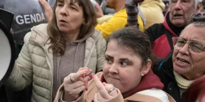 Isto é Extrema-Direita: Milei veta leis sociais e atinge pessoas com deficiência e aposentados