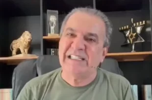 Posa de porta-voz dos evangélicos mas esconde o colapso de sua influência política, financeira e moral