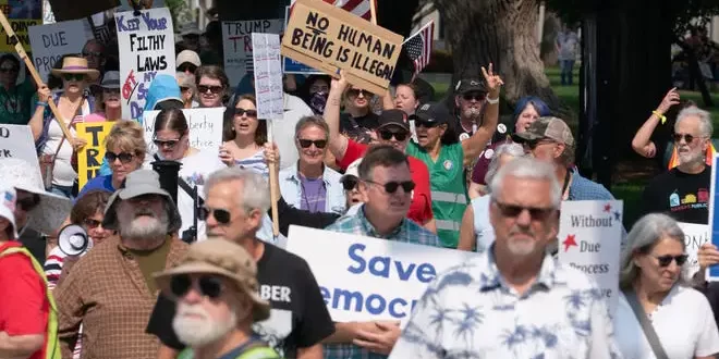 Protesto geral: estadunidenses protestam contra Trump em mais de 300 cidades dos EUA
