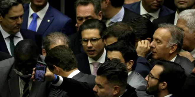 Motim na Câmara: dois deputados bolsonaristas estavam armados dentro do plenário