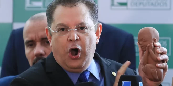 Extremistas acusam projeto de proteção infantil de “censura”